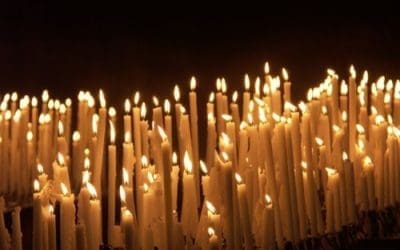 Velas en recuerdo de las 124 víctimas del incendio de la fábrica de Bangladesh frente a tiendas C&A