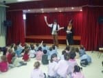 Teatro y cuentos para sensibilizar sobre la producción de ropa y la explotación laboral infantil
