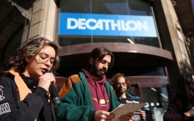 Cientos de hojas de reclamación en las tiendas del grupo Tendam y Decathlon para exigir que firmen el Acuerdo Internacional